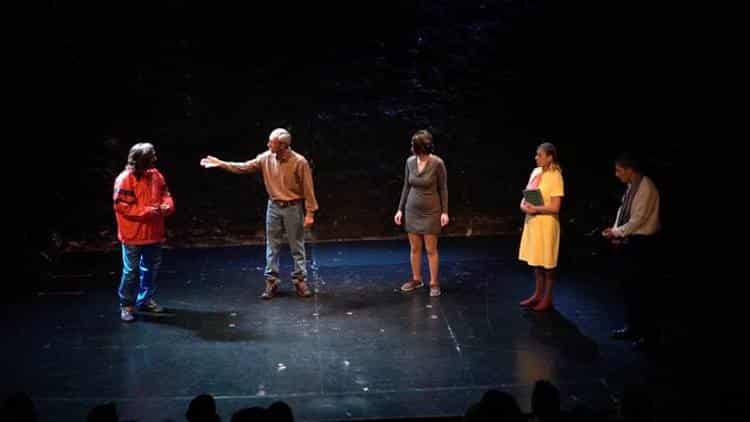 Η θεατρική ομάδα αστέγων Equal Society και η πρώτη της παράσταση "σταθμός"