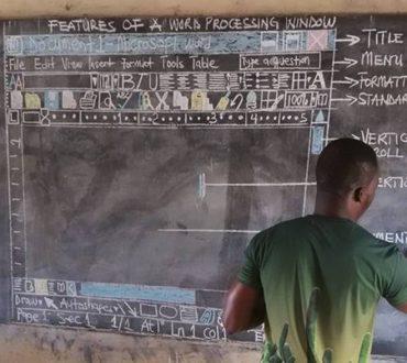 Δάσκαλος στην Γκάνα διδάσκει τους μαθητές του το πρόγραμμα Word ζωγραφισμένο στον μαυροπίνακα!