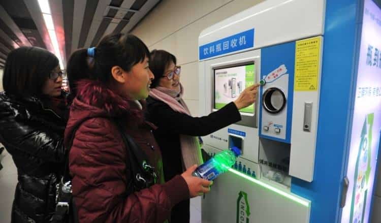Κίνα: Αγοράζουν εισιτήρια για το μετρό πληρώνοντας με… πλαστικά μπουκάλια