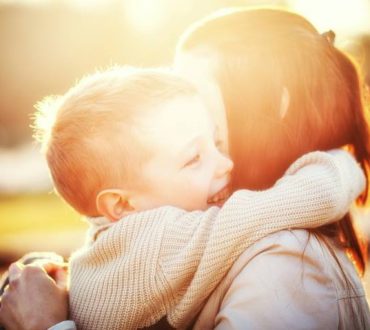 Δώσε μία αγκαλιά στο παιδί, μην του τη στερείς ποτέ και για τίποτα