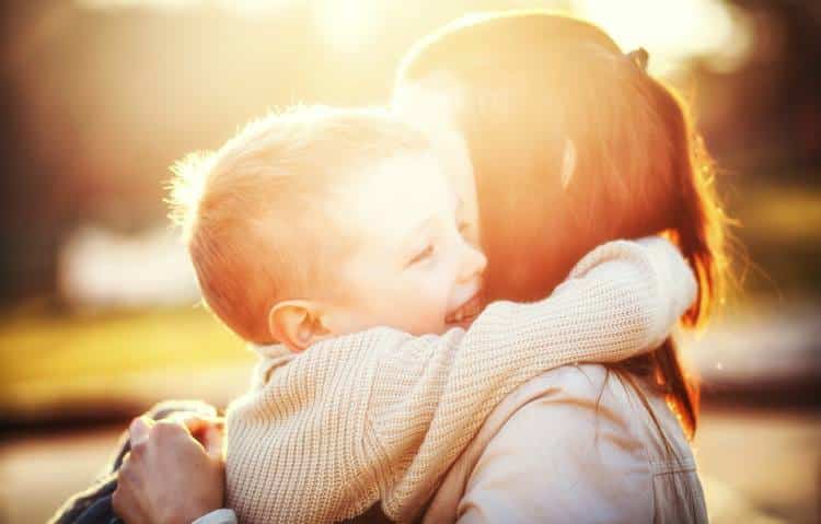 Δώσε μία αγκαλιά στο παιδί, μην του τη στερείς ποτέ και για τίποτα