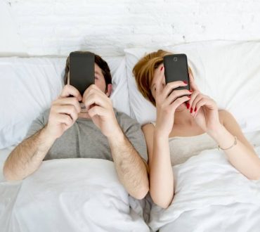 15 σημάδια που μαρτυρούν ότι έχει χαθεί το ενδιαφέρον από τη σχέση σας