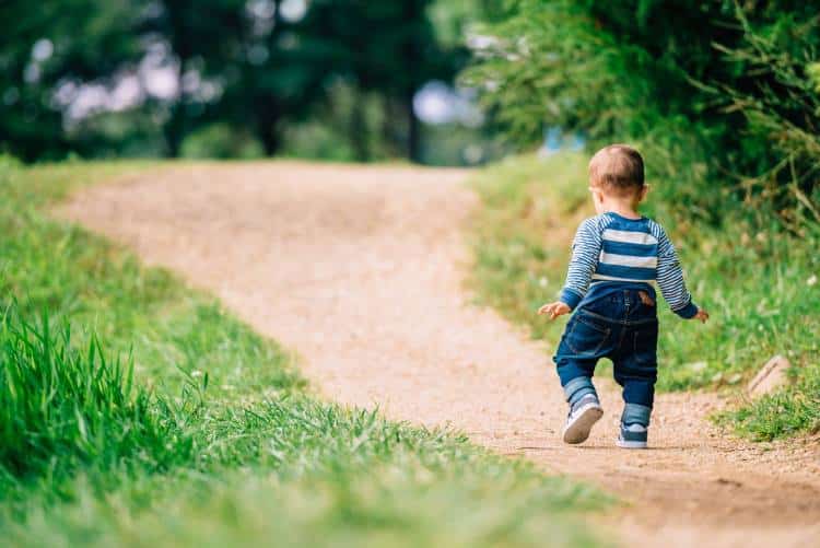 Τι μας διδάσκουν τα μωρά που μαθαίνουν να περπατούν