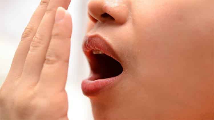 Πώς να ξεφορτωθείτε την κακοσμία του στόματος: 10 φυσικές αποτελεσματικές θεραπείες