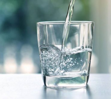 Μπορεί το νερό να μας βοηθήσει να χάσουμε βάρος;