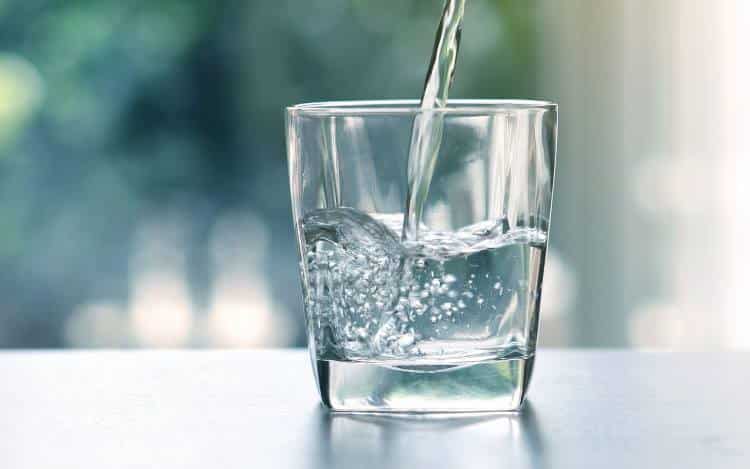 Μπορεί το νερό να μας βοηθήσει να χάσουμε βάρος;