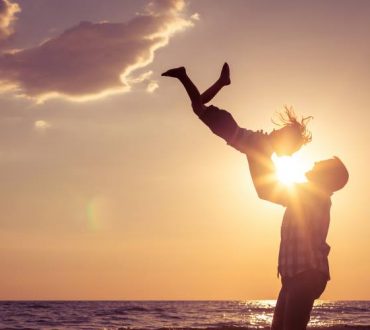 Η «ορμόνη της χαράς» είναι αυτή που δένει τον πατέρα με το παιδί, σύμφωνα με τους επιστήμονες
