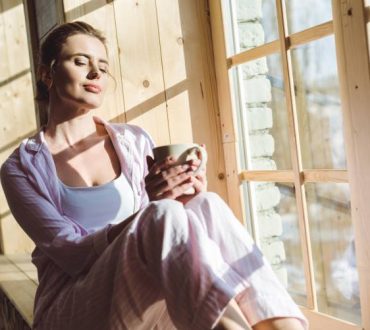 4 πρωινές συνήθειες που θα σας βοηθήσουν να μειώσετε δραστικά το άγχος