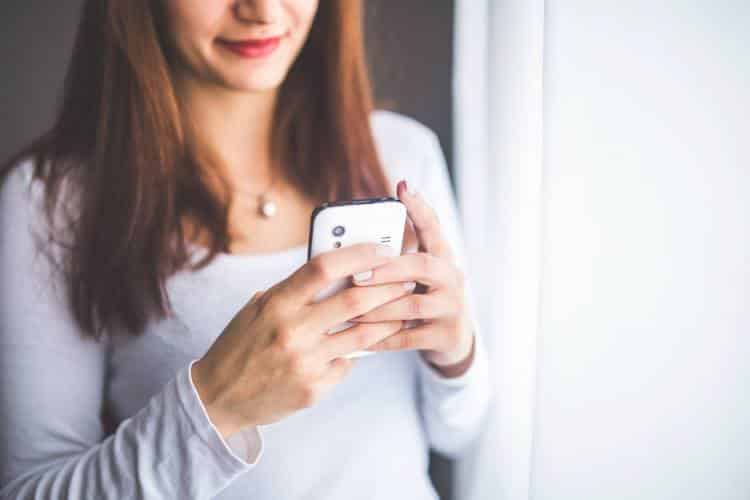 3 συμβουλές για να προστατεύετε τα μάτια σας όταν χρησιμοποιείτε πολύ το κινητό