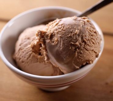 Συνταγή: Σπιτικό παγωτό σοκολάτα έτοιμο σε μόνο 10 λεπτά