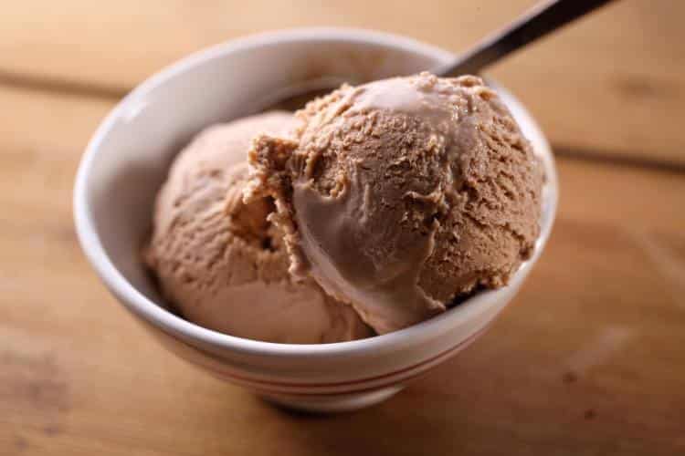 Συνταγή: Σπιτικό παγωτό σοκολάτα έτοιμο σε μόνο 10 λεπτά