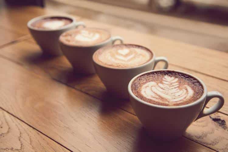 Πώς τέσσερα φλιτζάνια καφέ μπορούν να προστατεύσουν την καρδιά μας, σύμφωνα με νέα έρευνα