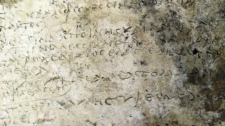 Αρχαιολόγοι βρήκαν πήλινη πλάκα με χαραγμένους 13 στίχους της Οδύσσειας