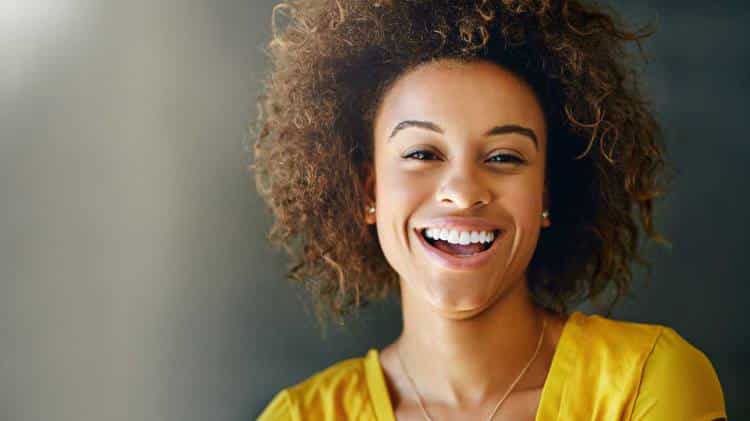 6 φυσικοί τρόποι για να αποκτήσετε λευκότερα δόντια