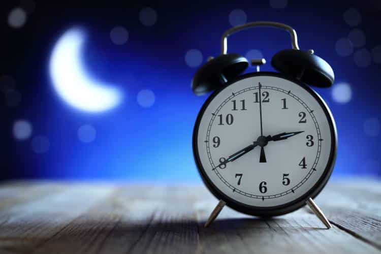 Ξυπνάτε ξαφνικά στη μέση της νύχτας; 8 τρόποι καταπολέμησης της νυχτερινής αφύπνισης