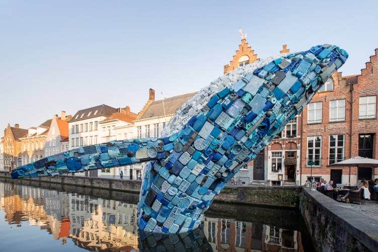 5 τόνοι πλαστικών αποβλήτων μεταμορφώνονται σε αναδυόμενη φάλαινα 12 μέτρων στη Μπρυζ του Βελγίου