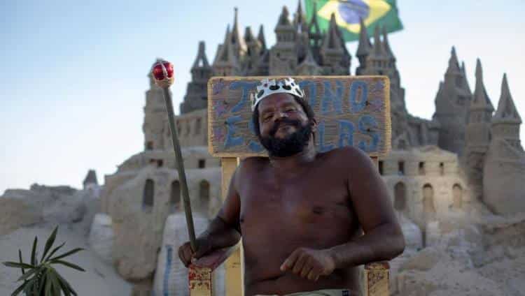 Ένας ξεχωριστός "βασιλιάς" μένει σε κάστρο από άμμο τα τελευταία 22 χρόνια