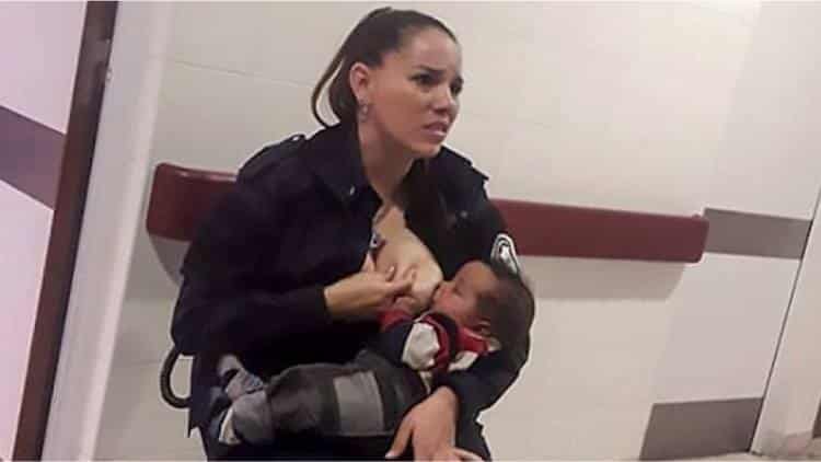 Αστυνομικός θηλάζει εν ώρα εργασίας εγκαταλελειμμένο και υποσιτισμένο μωρό