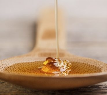 Οι ειδικοί συστήνουν το μέλι ως πρώτη γραμμή θεραπείας για την αντιμετώπιση του βήχα