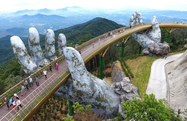 Γέφυρα στο Βιετνάμ στηρίζεται σε δύο γιγάντια χέρια και μοιάζει βγαλμένη απο παραμύθι