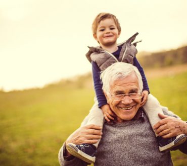 Οι παππούδες που περνούν χρόνο με τα εγγόνια τους έχουν λιγότερες πιθανότητες να εμφανίσουν Αλτσχάιμερ