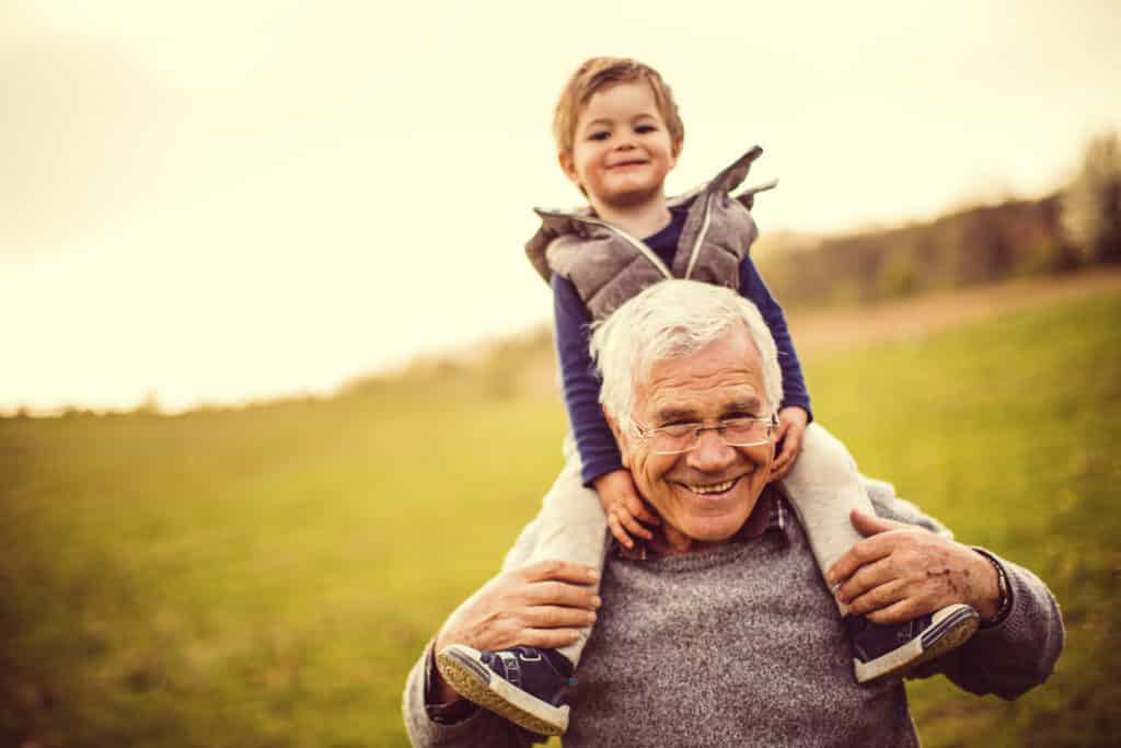 Οι παππούδες που περνούν χρόνο με τα εγγόνια τους έχουν λιγότερες πιθανότητες να εμφανίσουν Αλτσχάιμερ