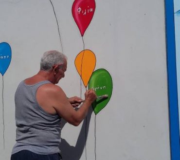 Παππούς διακοσμεί εθελοντικά τα σχολεία της Πάτρας με τη ζωγραφική του