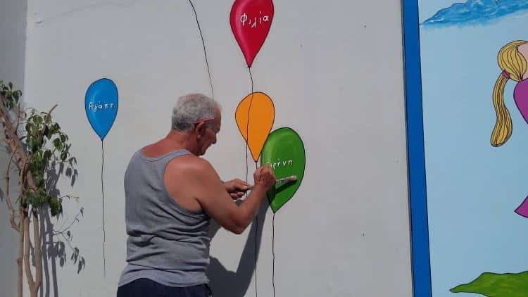 Παππούς διακοσμεί εθελοντικά τα σχολεία της Πάτρας με τη ζωγραφική του