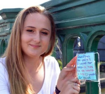 Τα σημειώματα μιας έφηβης σε γέφυρα της Αγγλίας σώζουν ζωές
