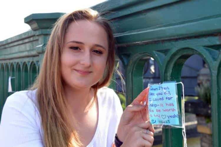 Τα σημειώματα μιας έφηβης σε γέφυρα της Αγγλίας σώζουν ζωές