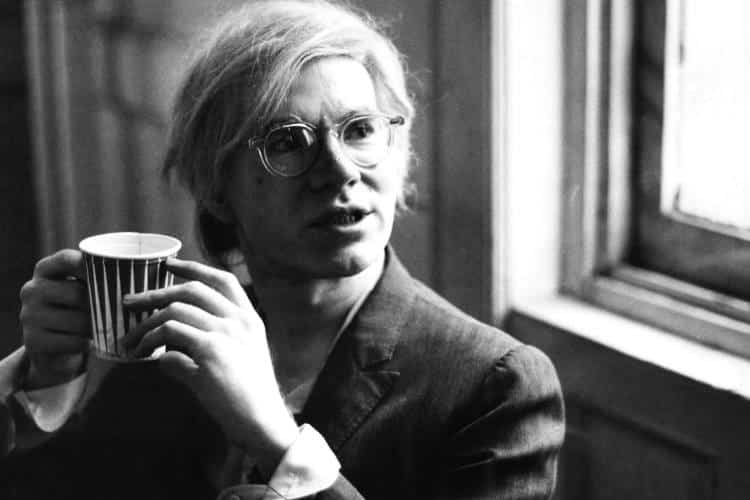 «Οι άνθρωποι θα έπρεπε να ερωτεύονται με τα μάτια τους κλειστά»: 12 αποφθέγματα του Andy Warhol
