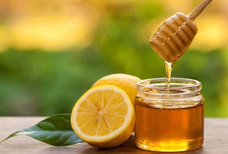 Φυσική αντιμετώπιση της ακμής: Μια εύκολη συνταγή με μέλι και λεμόνι
