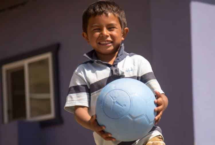 «Μια μπάλα για όλους»: Διεθνής Καμπάνια προσφέρει ειδικές μπάλες ποδοσφαίρου σε παιδιά με προβλήματα όρασης