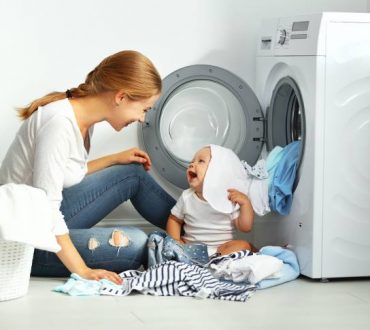 8 λάθη που κάνουμε στο πλύσιμο των ρούχων και πώς να τα αποφύγουμε