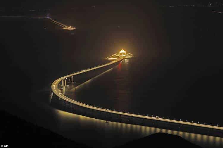 Η μακρύτερη θαλάσσια γέφυρα στον κόσμο μόλις άνοιξε στο Χονγκ Κονγκ της Κίνας (φωτογραφίες)