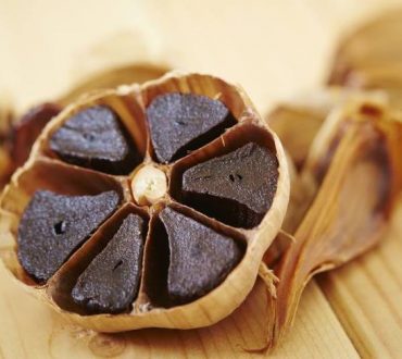 Μαύρο σκόρδο: Η άγνωστη υπερτροφή που παράγεται στον θεσσαλικό κάμπο