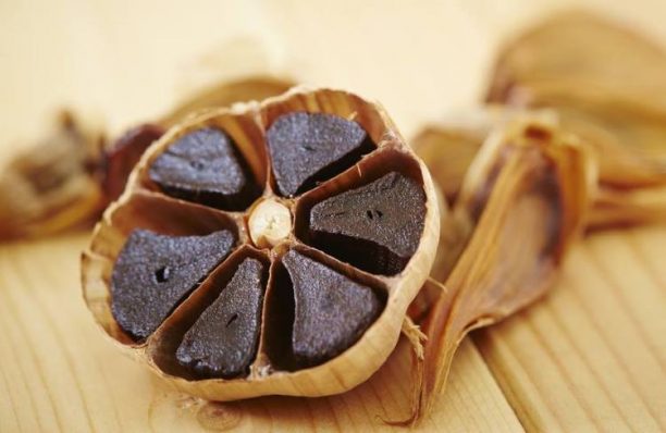 Μαύρο σκόρδο: Η άγνωστη υπερτροφή που παράγεται στον Θεσσαλικό κάμπο