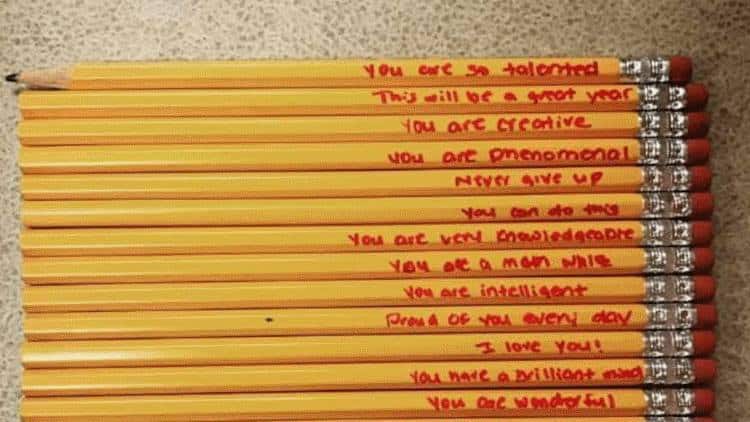 Μία μητέρα έγραψε στα μολύβια του γιου της φράσεις εμψύχωσης για να ενισχύσει την αυτοπεποίθησή του