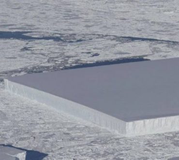 Η NASA φωτογράφισε ένα παγόβουνο με τέλειο ορθογώνιο σχήμα