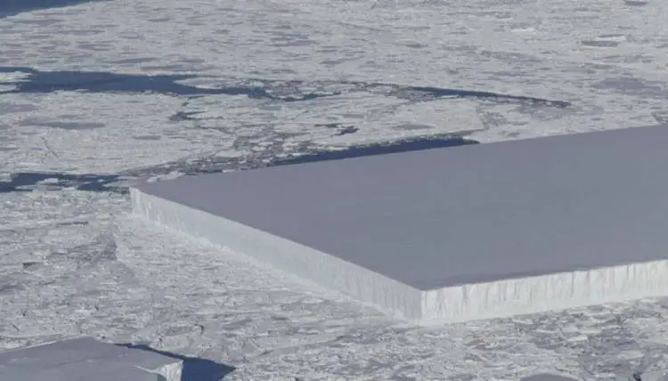 Η NASA φωτογράφισε ένα παγόβουνο με τέλειο ορθογώνιο σχήμα