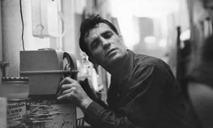 «Τίποτα πίσω μου, όλα είναι μπροστά μου όπως είναι πάντα στο δρόμο»: 14 αποφθέγματα του Jack Kerouac