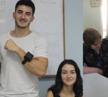 Τρεις φοιτητές από τη Θεσσαλονίκη δημιούργησαν συσκευή που καταπολεμά το τρέμουλο του Πάρκινσον