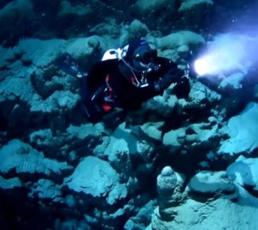 Αμφιτρίτη: Ένα καλά κρυμμένο "χιονισμένο" υποθαλάσσιο σπήλαιο στο Αιγαίο (Βίντεο)
