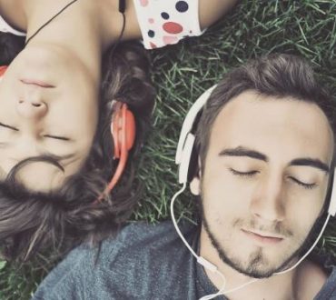 Έρευνα: Η μουσική βελτιώνει τις συνήθειες του ύπνου