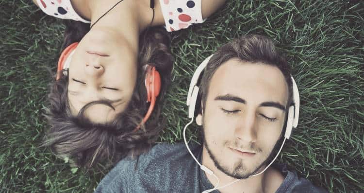 Έρευνα: Η μουσική βελτιώνει τις συνήθειες του ύπνου