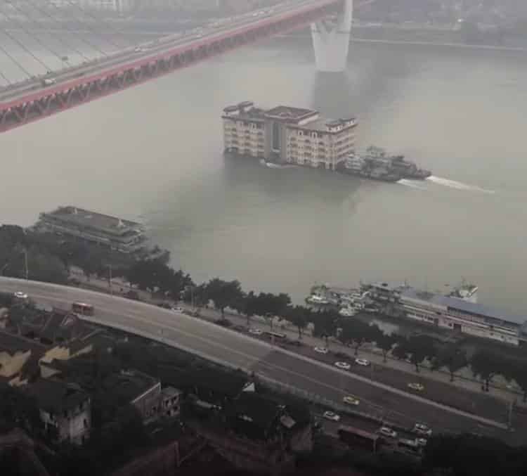 Κίνα: Ένα ολόκληρο εστιατόριο «μετακόμισε» επιπλέοντας στο νερό (βίντεο)