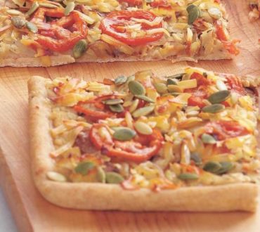 Συνταγή: Λαχταριστή χορτοφαγική πίτσα με καραμελωμένα κρεμμύδια