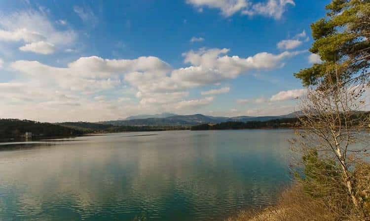 Λίμνη Μαραθώνα: Ο παράδεισος της Αττικής απέχει μόνο 35χλμ από το κέντρο της Αθήνας (Βίντεο)