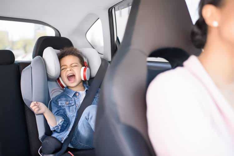 Οι ψυχολόγοι εξηγούν γιατί μας αρέσει τόσο πολύ να τραγουδάμε στο αυτοκίνητο