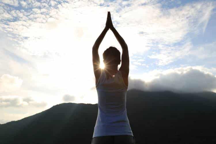 «Στάση του Βουνού»: Γιατί αξίζει να εφαρμόζουμε τη βασικότερη θέση της Yoga στην καθημερινότητά μας